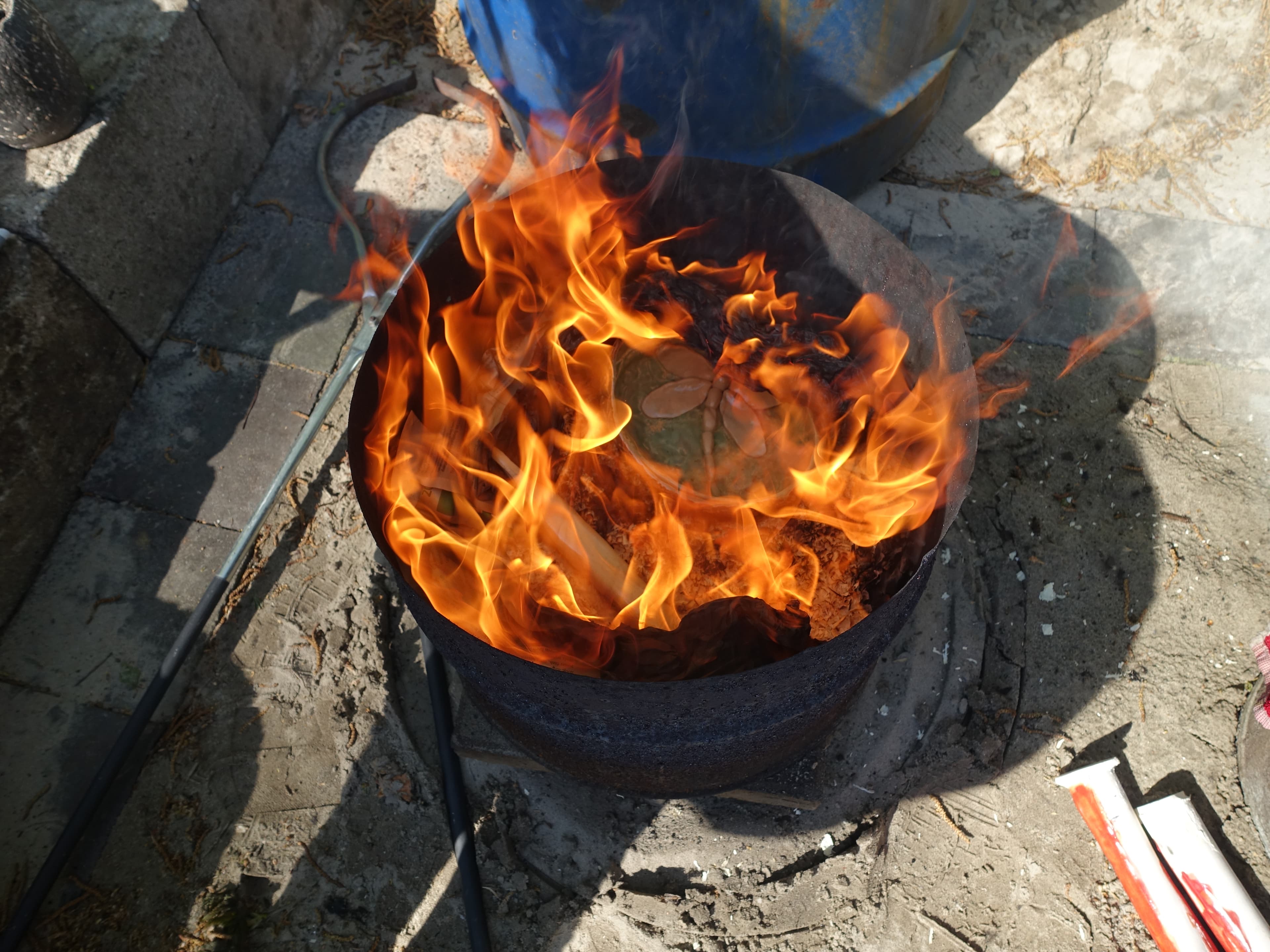 Raku ton in de vlammen