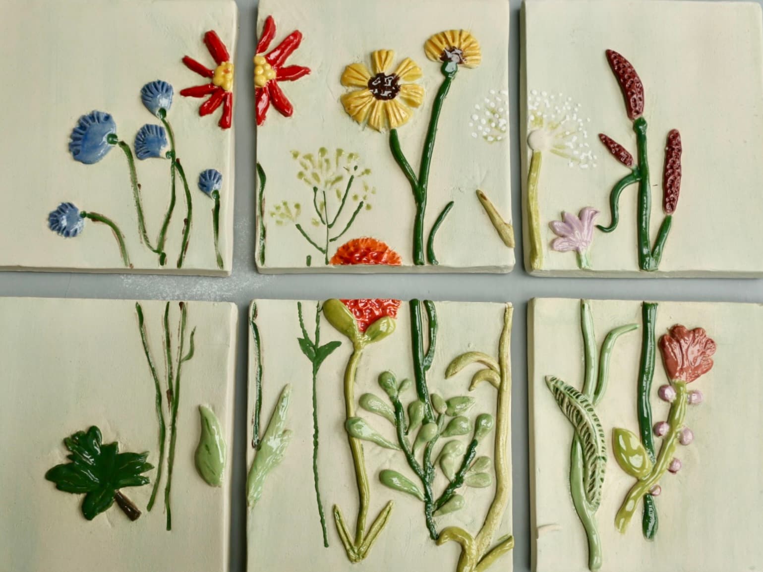 tegelplateau met bloemen